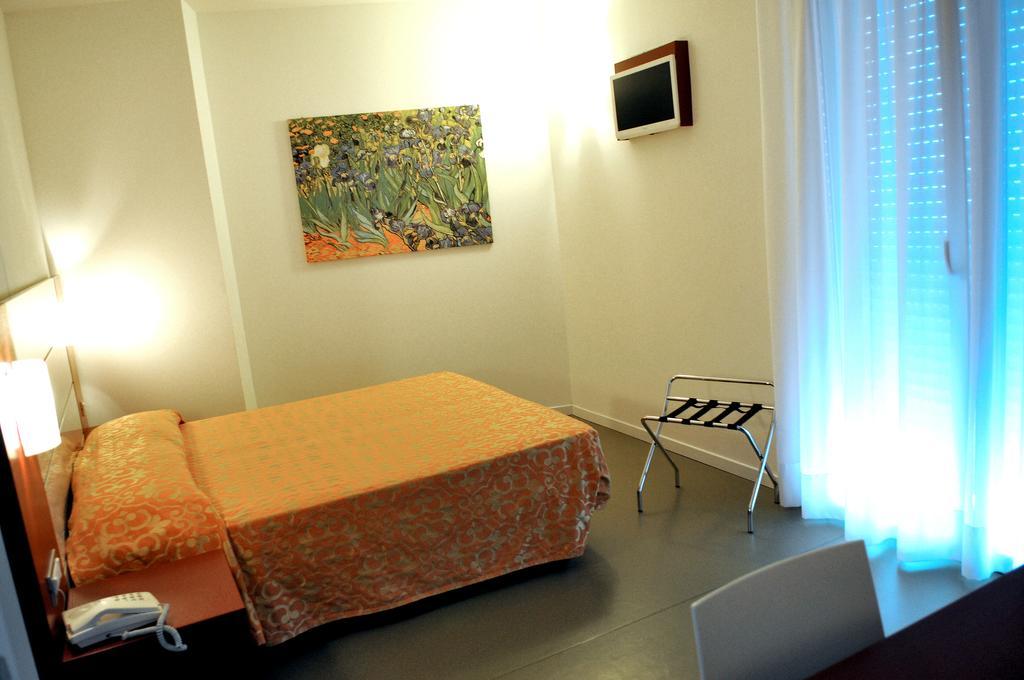 Hotel Raffaello Caorle Exterior photo