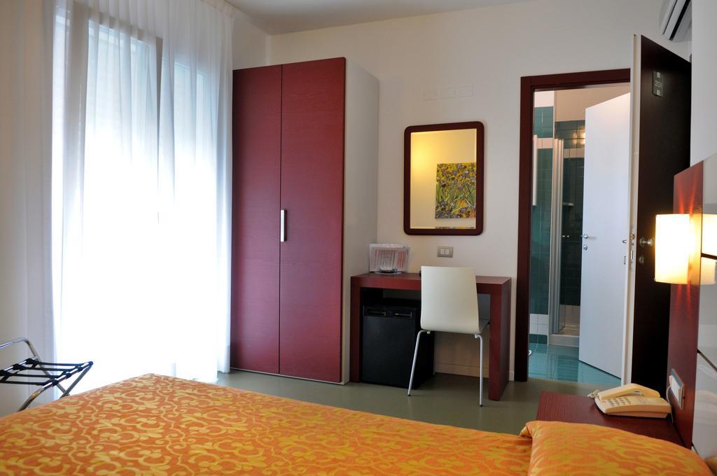 Hotel Raffaello Caorle Exterior photo