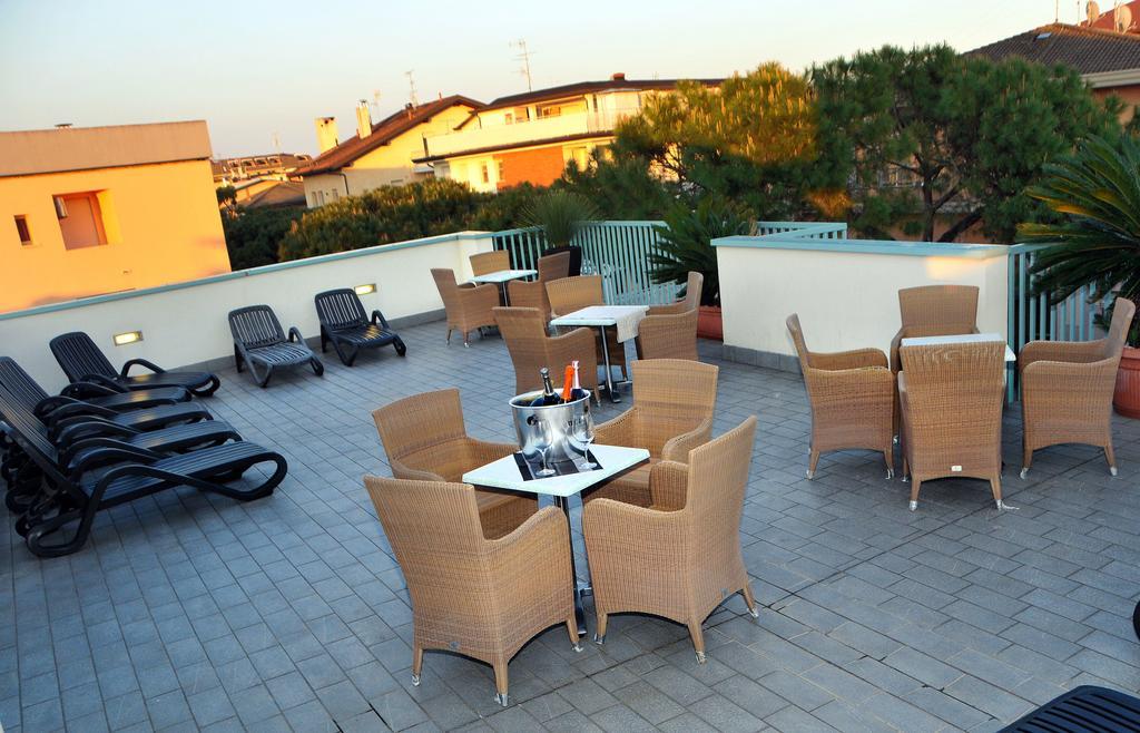 Hotel Raffaello Caorle Exterior photo